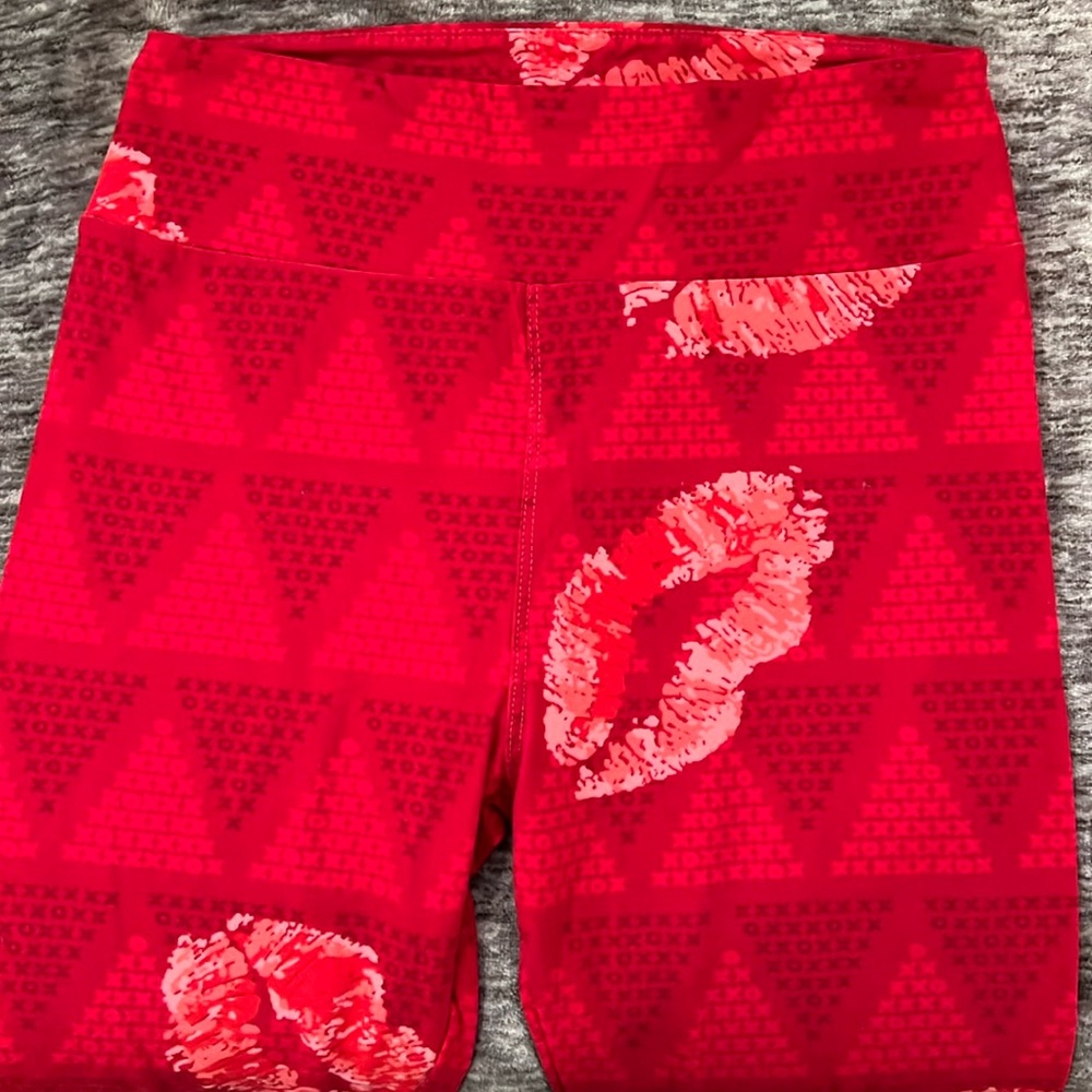 LuLaRoe Valentine XO & Lip Kiss Buttery Soft Leggings Sz OS. Excellent Condition